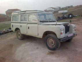 Land Rover 109 Schrott.jpg